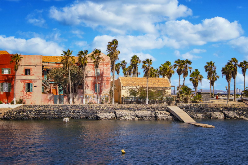 Plage bordée de palmiers sur la Petite Côte au Sénégal.