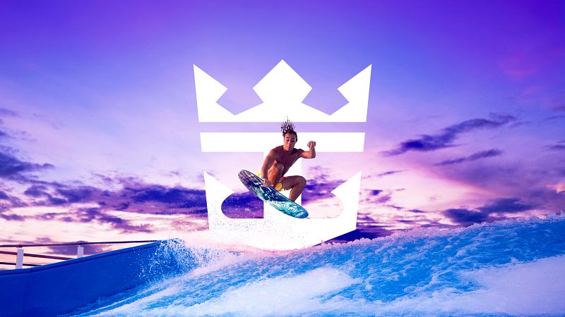 Navire de croisière Royal Caribbean en mer au coucher du soleil