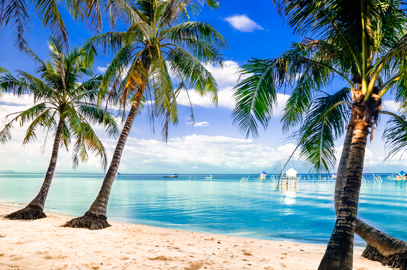 Plage de sable blanc et eaux cristallines de l'île de Phu Quoc au Vietnam