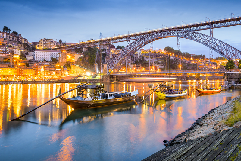 Pont et fleuve Douro à Porto.