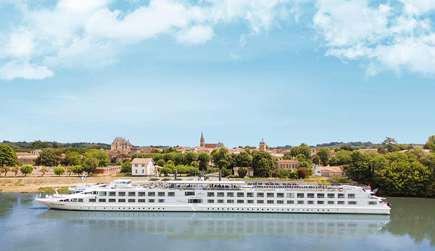 Le MS Cyrano de Bergerac naviguant sur la Garonne