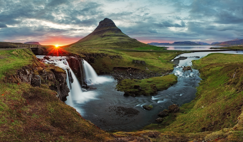 Paysage islandais avec cascade Goðafoss sous un ciel nuageux.