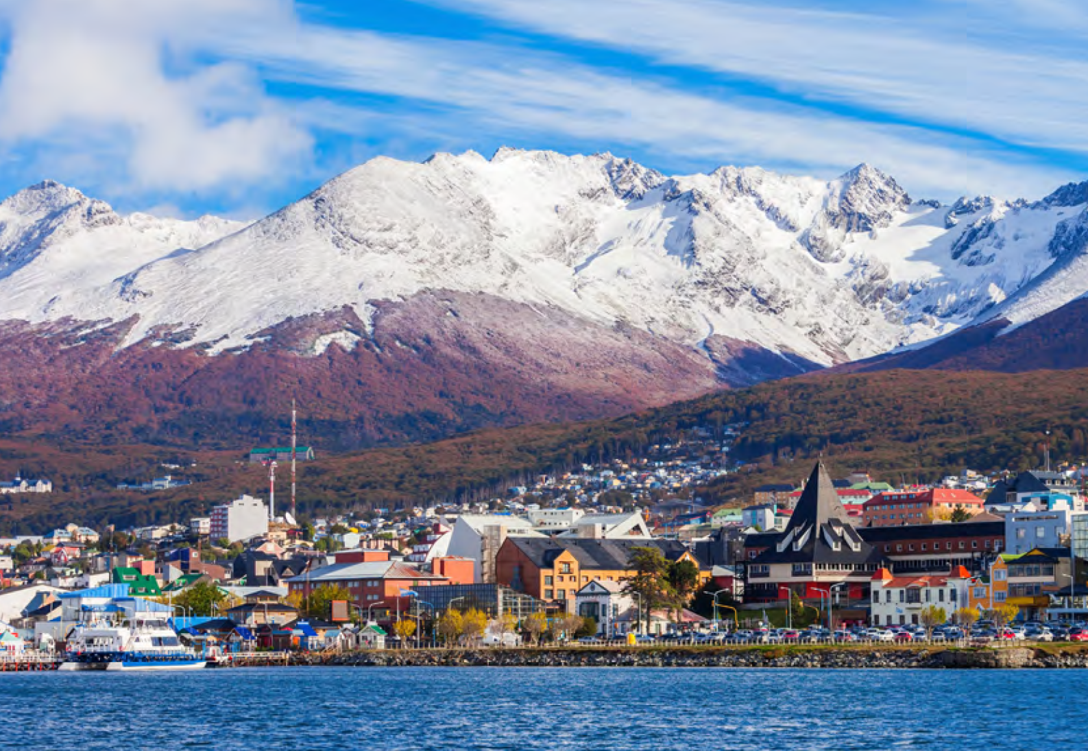 Ushuaïa et ses montagnes enneigées en Patagonie