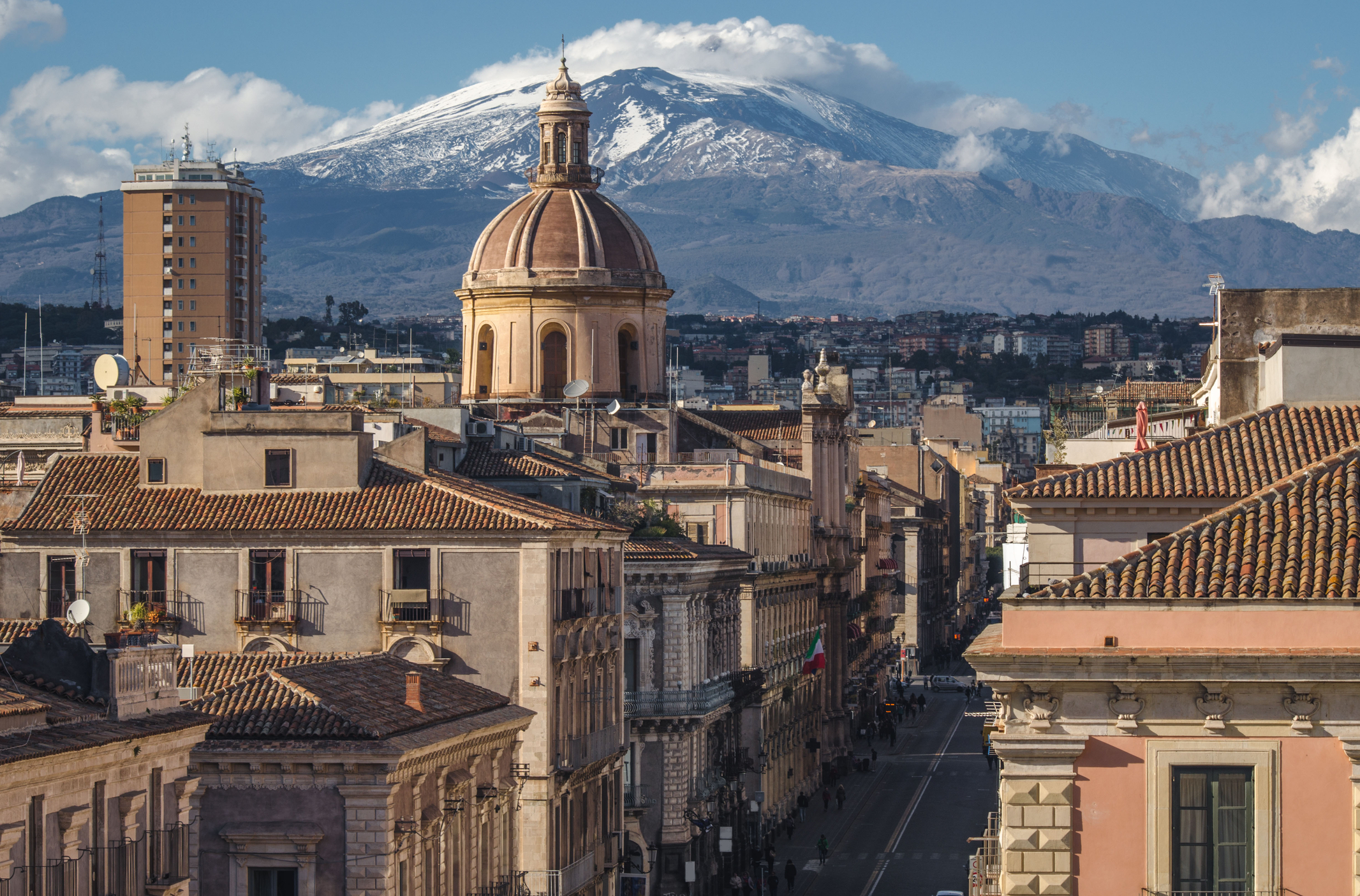 Vue de la Via Etnea à Catane avec l’Etna au loin.