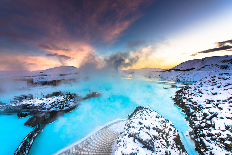 Baignade dans un lagon géothermique entouré de roches volcaniques.
