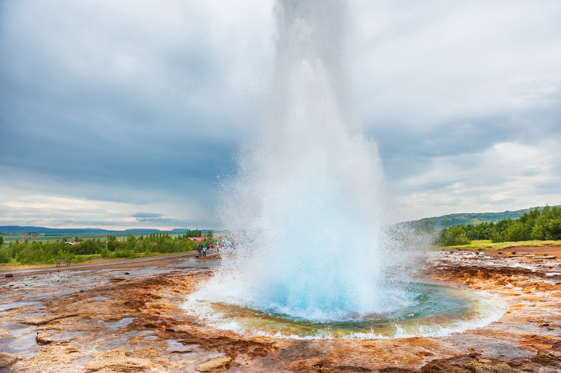 Geyser Strokkur en éruption dans le Golden Circle islandais.