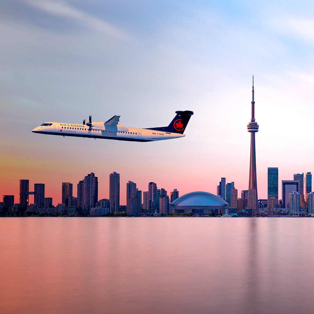 Avion Air Canada Express au-dessus du centre-ville de Toronto.