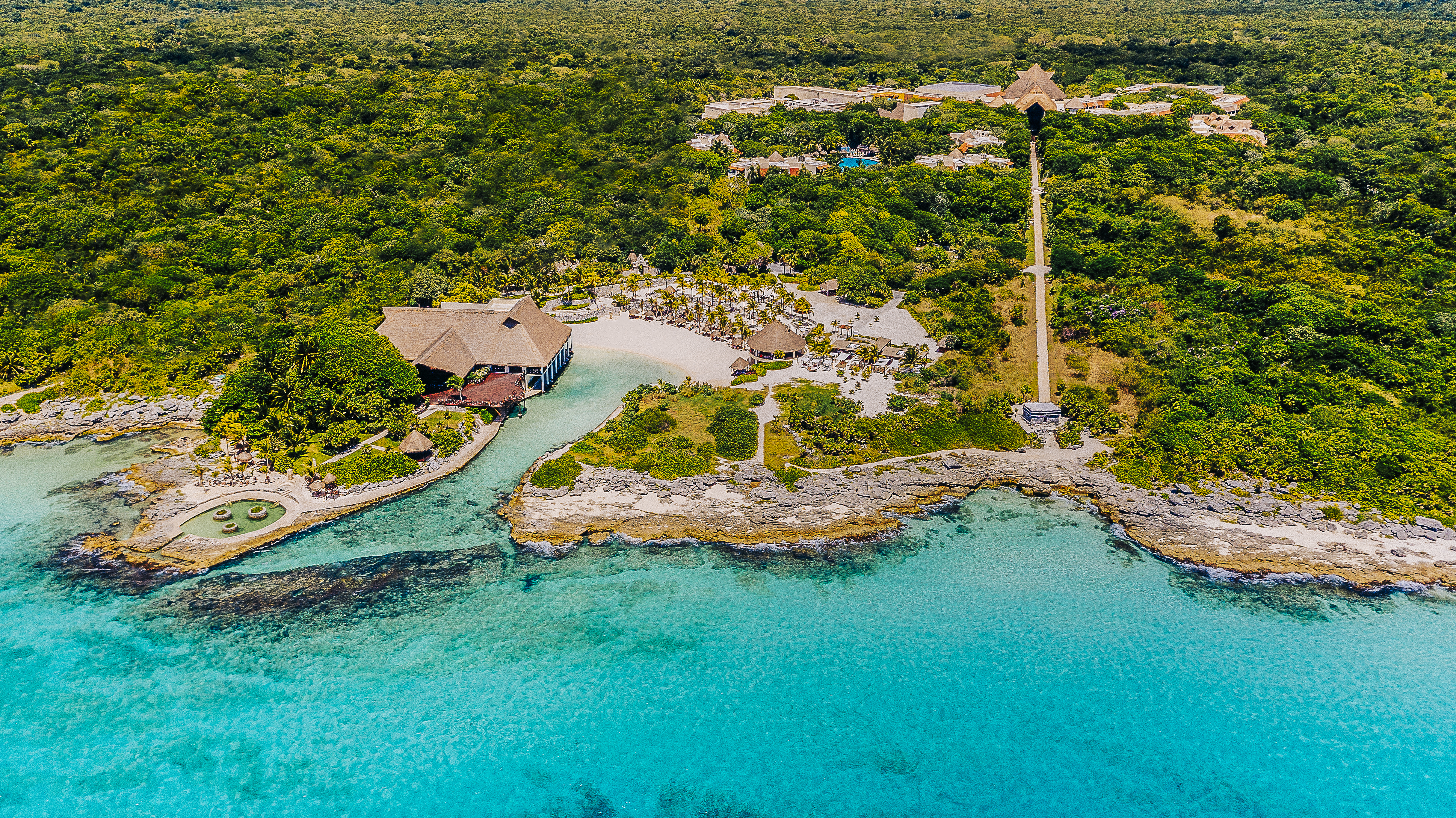 Vue du complexe Occidental at Xcaret avec jungle et ruines mayas